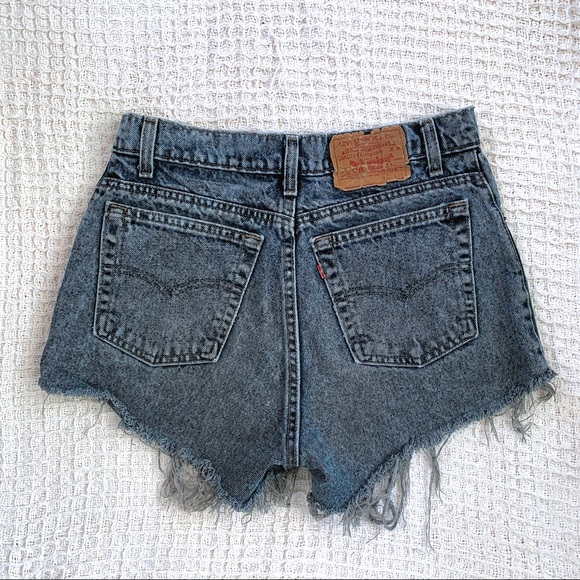 SOLD ON DEPOP π LEVIS HIGHWAISTED DENIM SHORTS - Picture 4 of 5